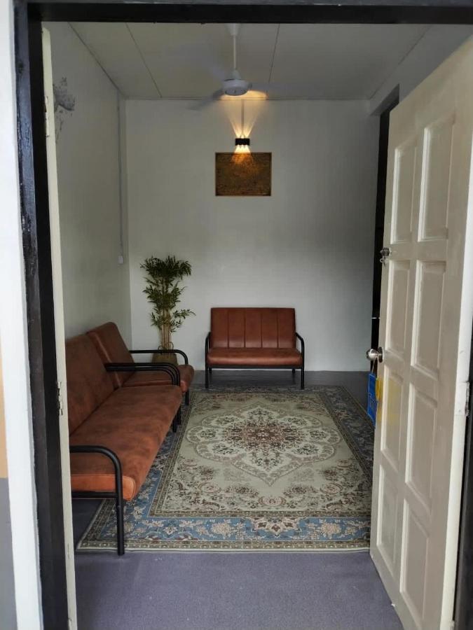 Homestay Embah Ros & Embah Lek Hutan Melintang Exterior foto