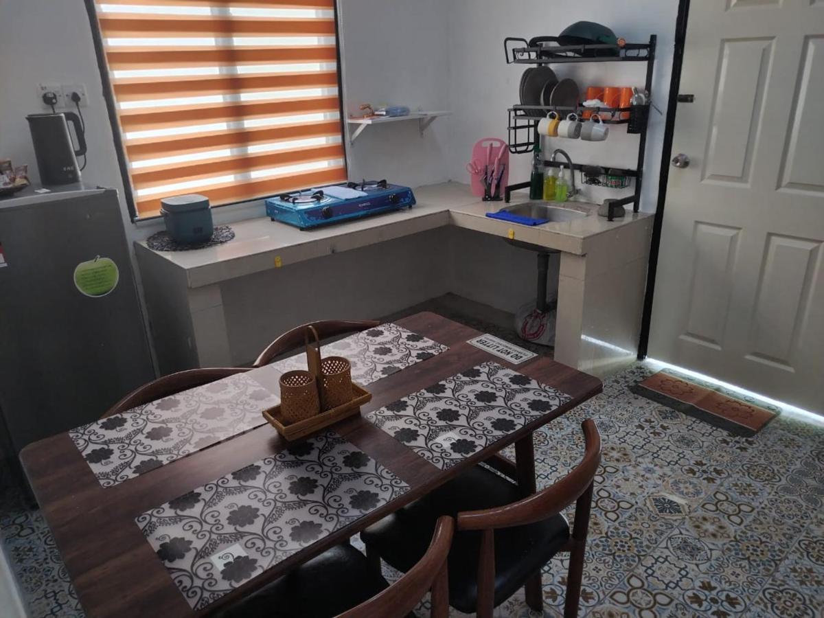 Homestay Embah Ros & Embah Lek Hutan Melintang Exterior foto